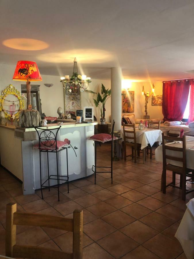 Hotel Restaurant Le Delta Saintes-Maries-de-la-Mer Bagian luar foto